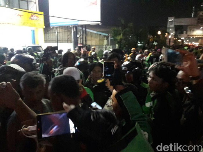Ojek Online Bentrok dengan Ojek Pangkalan di Tangerang
