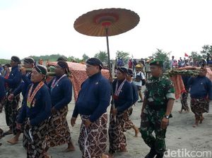Rambut, Kuku dan Busana Sultan HB X Dilabuh di Parangkusumo