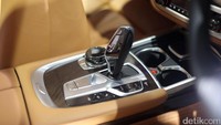 Fitur andalan mobil ini adalah Remote Control Parking. 