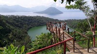 Danau Ngade, tempat melihat Pulau Maitra (kanan) dan Pulau Tidore (kiri) dilihat dari Kelurahan Kalumata, Kota Ternate, Maluku Utara menjadi objek wisata.  (Mustiana Lestari)