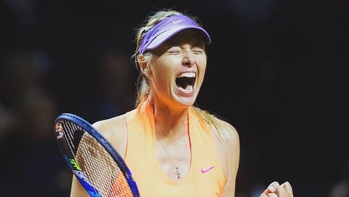Maria Sharapova merayakan kemenangan di laga comeback-nya