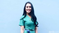 Kartika Putri tampil cantik dengan gaun hijau. (Foto: Noel/detikHOT)