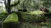 Wisatawan berkunjung ke situs prasejarah Benteng Tujuh Lapis di puncak Bukit Makes di Desa Dirun, Kecamatan Lamaknen, Kabupaten Belu, Nusa Tenggara Timur (NTT), Kamis (30/03/2017) lalu.