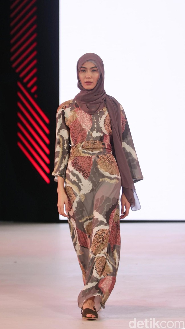 Koleksi busana Kami Idea di Fashion Nation 2017 lebih banyak menggunakan motif-motif ramai. Atrium Senayan City. Jakarta. [Foto: Mohammad Abduh/Wolipop]
