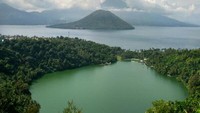 Pemandangan di Danau Ngade itulah yang disebut-sebut mirip seperti Raaja Ampat. Berupa lautan biru luas dan pulau-pulau kecil, plus pepohonan hijau yang rimbun. Memang asyik buat foto-foto! (Mustiana Lestari/detikTravel)