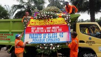 Truk milik Dinas Kebersihan DKI sudah mengeluarkan beberapa karangan bunga dari Balai Kota untuk selanjutkan dipindah ke pagar Monas.