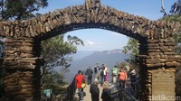 Foto: Wisatawan bisa trekking mendekati batu Three Sisters lewat Giant Stairway. Legendanya menyebutkan soal cinta terlarang 3 gadis Aborigin dengan 3 pemuda suku lain (Fitraya/detikTravel)