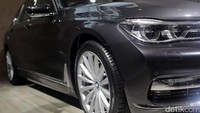 Mobil buatan lokal ini juga dilengkapi dengan fitur Executive Lounge.