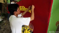 Berbagai macam model karangan bunga dibuat oleh para pekerja.