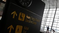 Sejumlah pekerja masih menyelesaikan beberapa bagian di Terminal 3. 