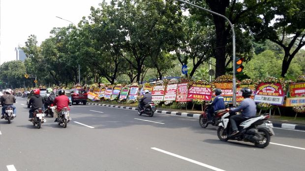 Karangan bunga di Balai Kota sudah tidak terbendung.