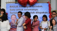 Warga mengantre untuk bisa bertemu langsung dengan Ahok dan Djarot di depan karangan Bunga yang berhiaskan dua hati di samping Balaikota.