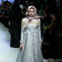 Koleksi Rancangan terbaru Kursein dengan mengusung tema Flower of Victory di Jakarta Fashion & Food Festival 2017. Ballroom Hotel Harris Lt. 5, Kelapa Gading. Jakarta. [Foto: Mohammad Abduh/Wolipop]