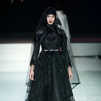 Koleksi Rancangan terbaru Kursein dengan mengusung tema Flower of Victory di Jakarta Fashion & Food Festival 2017. Ballroom Hotel Harris Lt. 5, Kelapa Gading. Jakarta. [Foto: Mohammad Abduh/Wolipop]