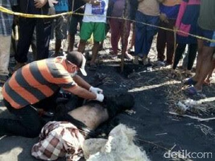 Sesosok Mayat Pria Penuh Luka Bacok Ditemukan di Pantai Jember