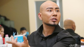 Presenter yang juga pernah berkarir menjadi pesulap ini sangat aktif menanggapi permasalahan yang sedang viral melalui akun YouTube-nya. Ia mengutarakan pendapatnya mengenai berbagai hal yang sedang viral. Foto: Deddy Corbuzier (Hanif/detikHOT)