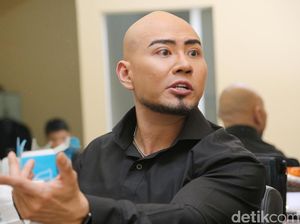 Deddy Corbuzier Bantu Sabrina Angkat Beban: Kok Nggak Dari Belakang?