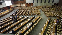 Dalam paripurna tersebut ada beberapa anggota DPR yang menolak hak angket KPK dengan melakukan aksi walkout saat Rapat Paripurna DPR.