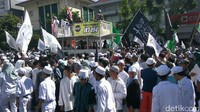 Aksi GNPF MUI saat mengawal sidang Ahok di PN Jakut (Foto: detikcom)