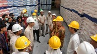 Dalam kunjungan ke gudang distributor PT Panin Indah Lestari, Mendag mendapat keterangan bahwa pasokan gula cukup jumlahnya dan lancar untuk disalurkan ke agen dan pengecer. Pool/Kemendag.