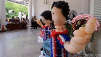 Boneka dari balon yang berbentuk Gubernur Ahok dan Wagub Djarot juga terpajang di depan Balaikota.