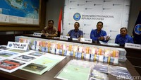 Dari tangan kedua residivis tersebut petugas menyita 4 kilogram shabu, dan aset senilai Rp 8.828.000.000, dalam bentuk uang tunai, polis asuransi dan satu unit rumah mewah di kawasan Penjaringan, Jakarta Utara.