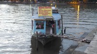 Foto: Ada pula warung terapung di mana pedagang menjual makanan di atas perahu. Aneka menu yang disajikan antara lain soto Banjar, nasi sop dan gado-gado (Kurnia/detikTravel)
