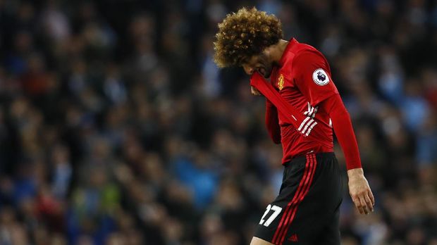 Marouane Fellaini jadi salah satu pemain yang mudah dikenali berkat rambut kribo miliknya.