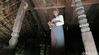 Inilah Mama Maria Corry yang berusia 90 tahun. Dia tinggal di rumah adat Siri Gatal Purbul dan merupakan seorang penyembuh tradisional (Fitraya/detikTravel)