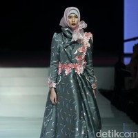 Koleksi Rancangan terbaru Kursein dengan mengusung tema Flower of Victory di Jakarta Fashion & Food Festival 2017. Ballroom Hotel Harris Lt. 5, Kelapa Gading. Jakarta. [Foto: Mohammad Abduh/Wolipop]