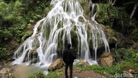 Wisatawan menikmati keindahan air terjun Mauhalek.