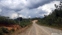 Saat ini jalan yang telah dilapisi aspal sepanjang 26,6 km. Sedangkan sisanya baru berupa perkerasan tanah dan batu.