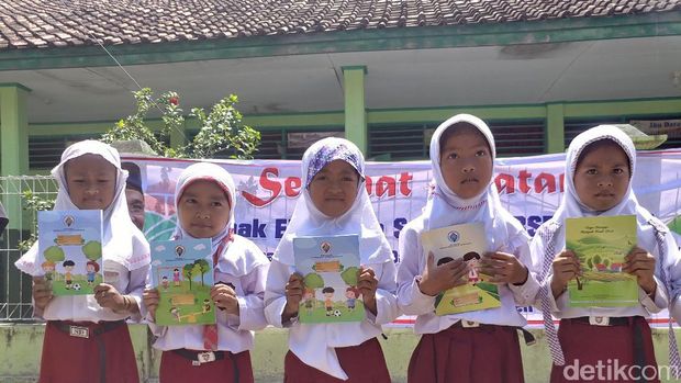 Menteri Desa Bagikan Ratusan Buku ke Bocah SD di Cirebon