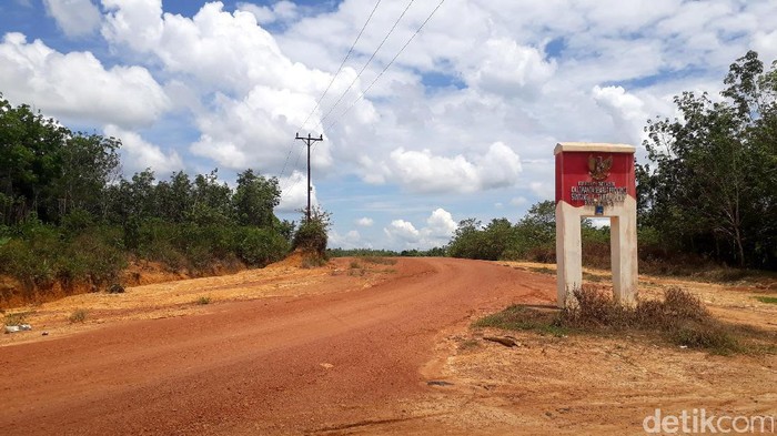 Melintasi 140 Km Jalan Paralel Perbatasan Entikong-Rasau 2