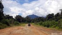 Pembangunan jalan ini dikerjakan oleh Direktorat Jendral Bina Marga Kementerian PUPR, dengan menggandeng batalyon Zeni TNI-AD.