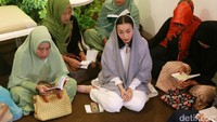 Pengajian Rinni Wulandari sebelum menikah, semoga berkah membawa langgeng dengan Jevin Julian! Foto: Palevi S/detikHOT