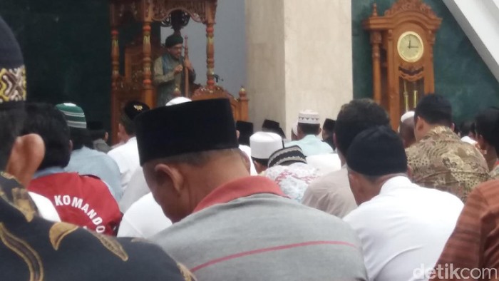 Djarot Khusyuk Dengarkan Khotbah Jumat di Masjid Raya Jakarta