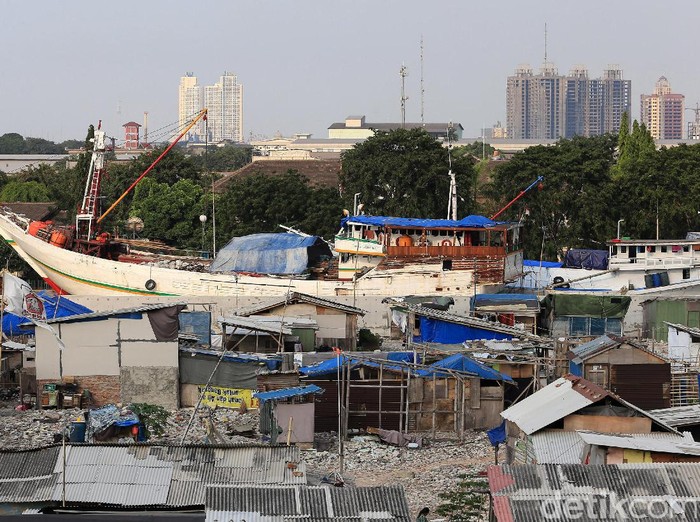 Gubuk dan bangunan semi permanen kembali menjamur di bekas penertiban kawasan Pasar Ikan dan Kampung Akuarium, Jakarta Utara, Kamis (27/4/2017). Bangunan liar itu dibangun oleh warga Pasar Ikan beserta Kampung Luar Batang dan Kampung Akuarium, yang dahulu tempat tinggalnya dibongkar oleh Pemprov DKI. (Ari Saputra/detikcom)