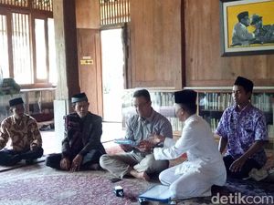 Dapat Alquran dari Santri, Anies Janji Jadi Gubernur yang Amanah