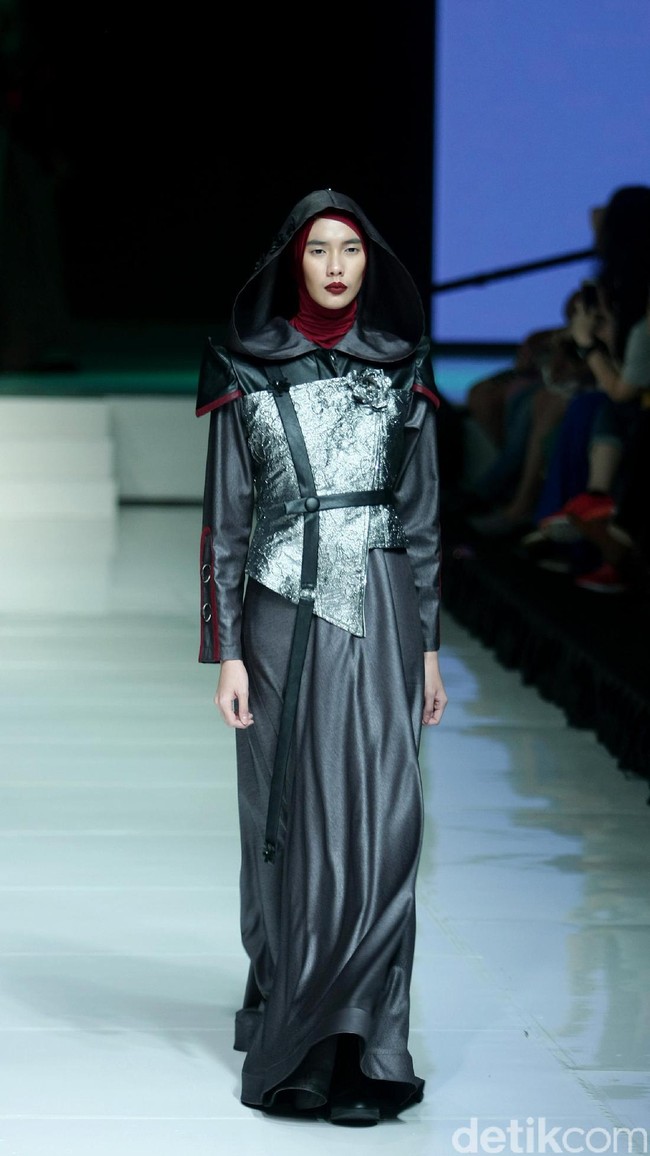 Koleksi terbaru Errin Ugaru yang mengangkat tema Morose di Jakarta Fashion & Food Festival 2017. Ballroom Harris Lt. 5, Kelapa Gading. Jakarta. [Foto: Mohammad Abduh/Wolipop]