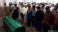 Pemilik nama asli Kasbijanto itu disalatkan di Masjid At-Tauhid, Tandes, Surabaya usai pelaksanaan salat Jumat.