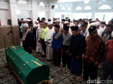 Puluhan Jamaah Salatkan Jenazah Bambang Gentolet