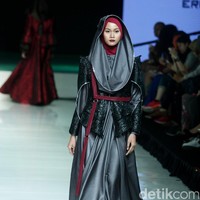 Koleksi terbaru Errin Ugaru yang mengangkat tema Morose di Jakarta Fashion & Food Festival 2017. Ballroom Harris Lt. 5, Kelapa Gading. Jakarta. [Foto: Mohammad Abduh/Wolipop]