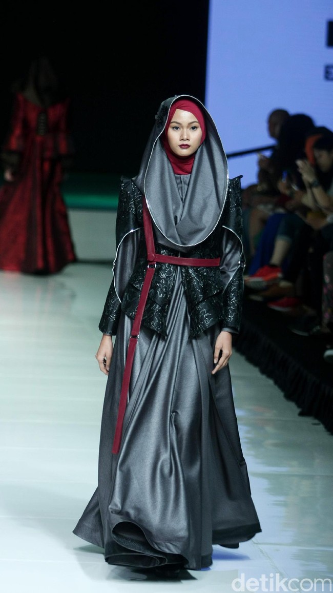 Koleksi terbaru Errin Ugaru yang mengangkat tema Morose di Jakarta Fashion & Food Festival 2017. Ballroom Harris Lt. 5, Kelapa Gading. Jakarta. [Foto: Mohammad Abduh/Wolipop]