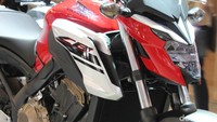 Saluran asupan udara yang lebih pendek menyuplai empat bukaan throttle 32mm dari kotak udara dan memasuki sisi kiri knalpot berkonfigurasi 4-1 yang menggunakan dual-pass struktur internal (bukan triple-pass) pada knalpot, mengurangi tekanan balik. Hal ini juga memberikan hasil final output yang lebih besar.
