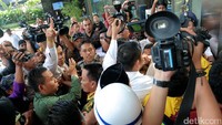 Penahanan Ketua DPP Golkar Bidang Pemuda dan Olahraga Fahd El Fouz alias Fahd A Rafiq diprotes sejumlah kerabat yang mendampingi pemeriksaan. Sejumlah orang mengepung mobil KPK sambil memukuli kaca dan pintu.