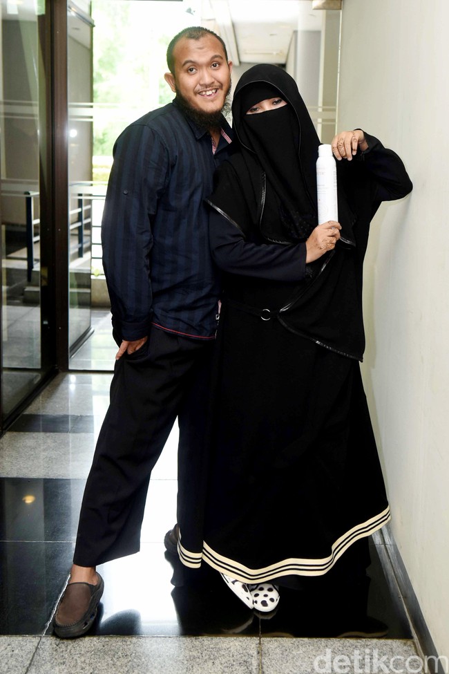 Sejak menikah dengan Indadari, keduanya memutuskan hijrah dan memilih untuk mendalami ilmu agama. Caisar langsung meninggalkan dunia hiburan tanah air. Hubungan rumah tangga Caisar dan Indadari kandas pada 16 Januari 2018.  Foto: Noel/detikHOT.