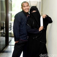 Sejak menikah dengan Indadari, keduanya memutuskan hijrah dan memilih untuk mendalami ilmu agama. Caisar langsung meninggalkan dunia hiburan tanah air. Hubungan rumah tangga Caisar dan Indadari kandas pada 16 Januari 2018.  Foto: Noel/detikHOT.