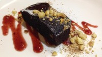 Brownies Kemiri diberi saus anggur beraroma rempah yang berisi buah berry. Pada permukaannya ada cincangan kemiri dan taburan gula bubuk. Brownies cokelat ini punya tekstur moist. Cocok dimakan bersama kemiri yang rasanya mirip seperti kacang kenari.