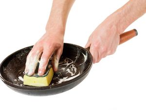 Jangan Pakai Sabun, Begini Cara Cuci Panci Cast Iron yang Benar